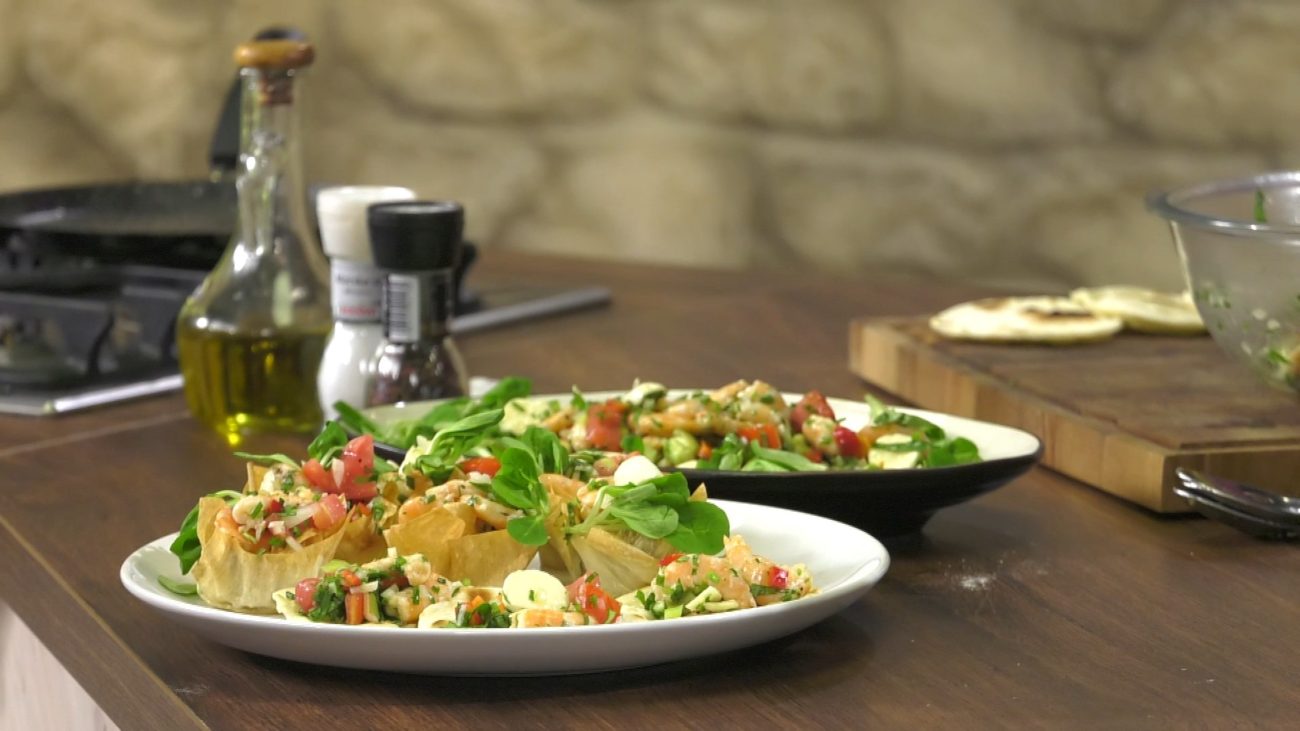 Salata od kozica sa kuglicama mocarele i bosiljkom