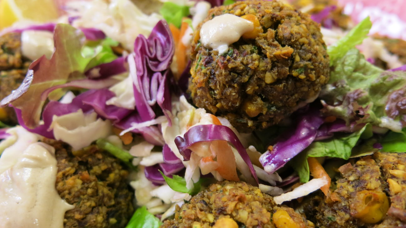 Falafel sa cveklom i salata sa prelivom od tahinija