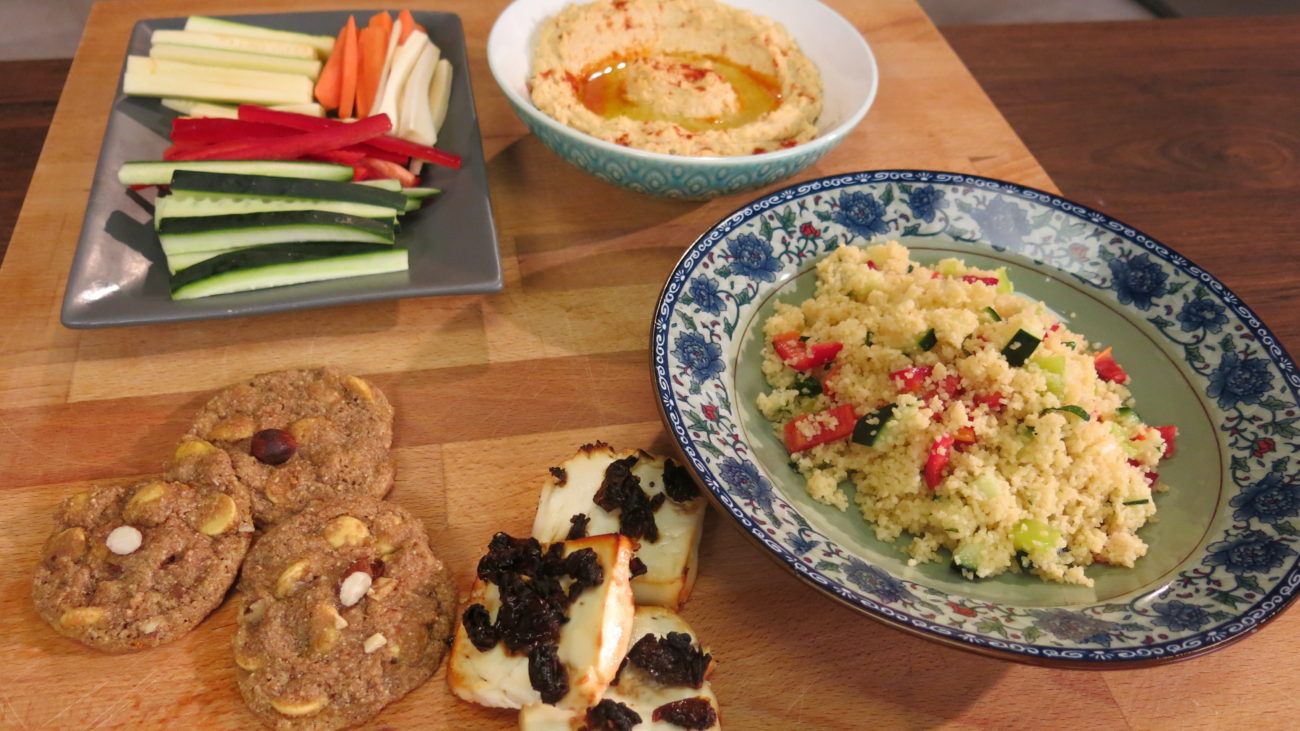 Humus sa štapićima od svežeg povrća i kuskus salata sa nanom
