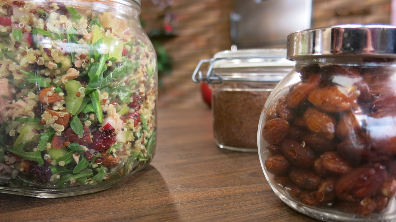 Salata od kinoe sa tunjevinom i prelivom od tahinija i začinjeni bademi