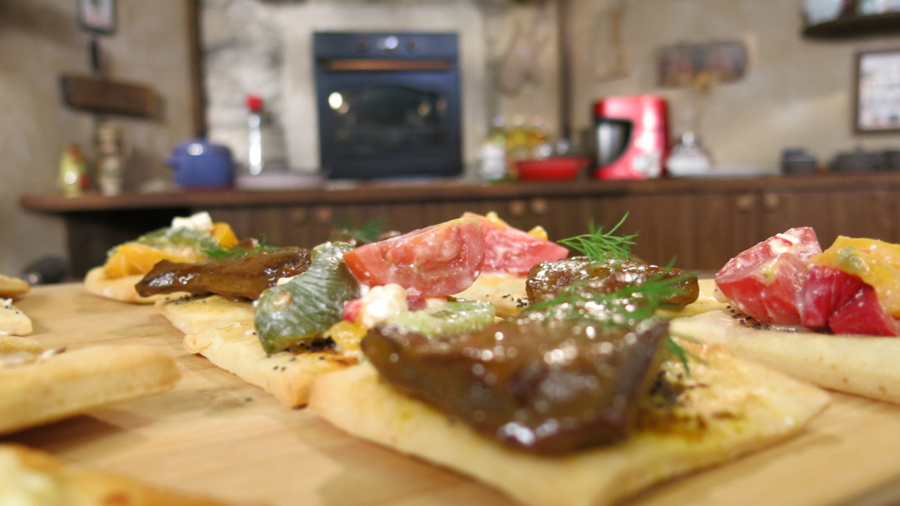 Pivski krekeri, teleća džigerica u medu i pivu i salata od pečenih paprika i sira