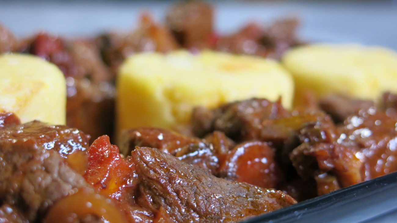 Svinjski ragu na palenti od parmezana