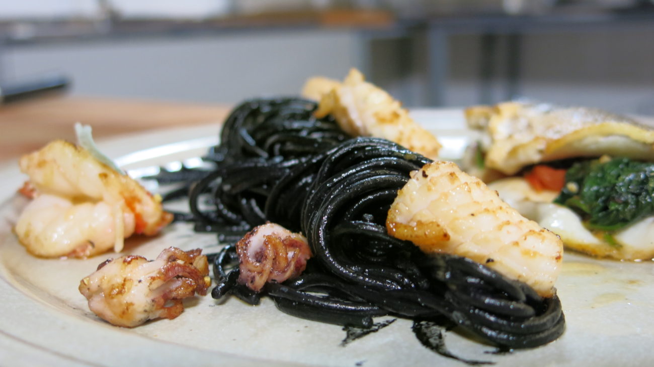 Crna pasta i morski autobus – file brancina sa crnim špagetama, lignjama i gamborima