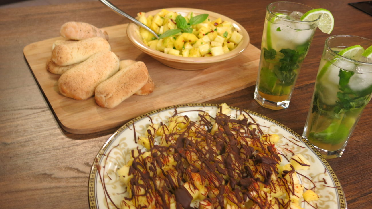 Mohito, štapići sa belim lukom, salata od ananasa i manga