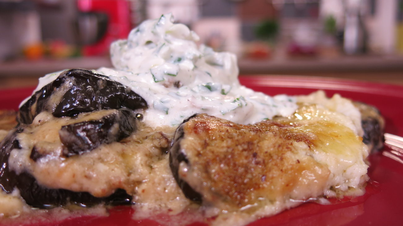 Parmigiana bianca di melanzane e pesto salsa, salata sa spanaćem i pečurkama