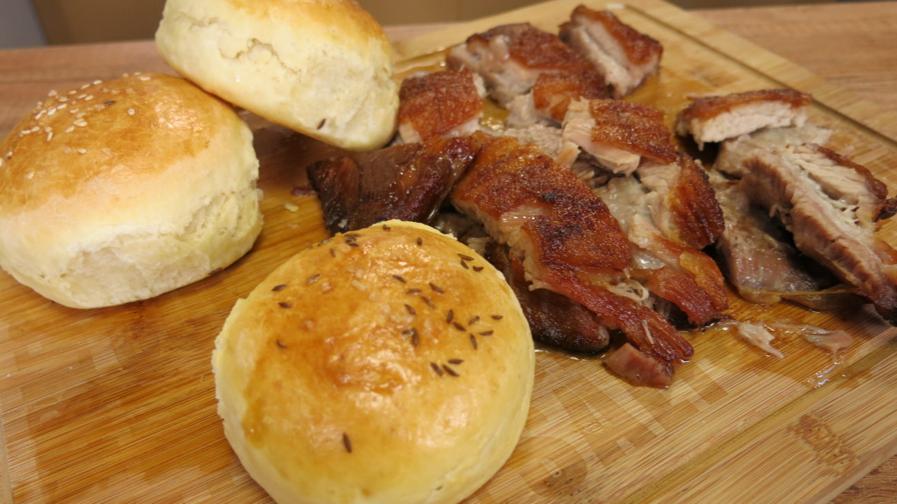 Svinjski pauflek, salata od praziluka, spanaća i nane, domaće burger lepinje