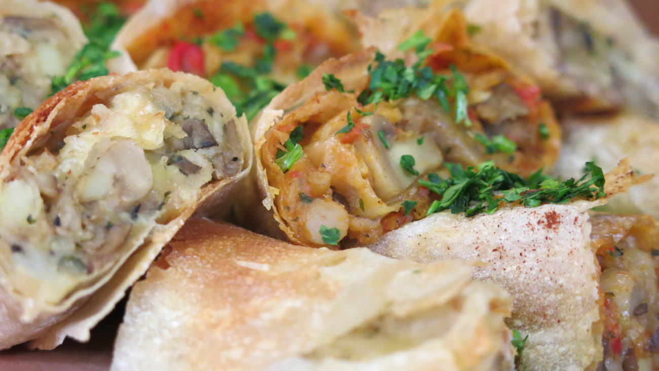 Pita od pečuraka, oslić u umaku od ajvara i restovani krompir sa prazilukom