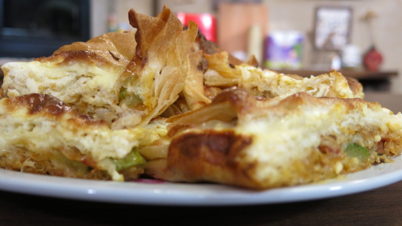 Slagani burek od piletine, prolećni odresci i zelena salata
