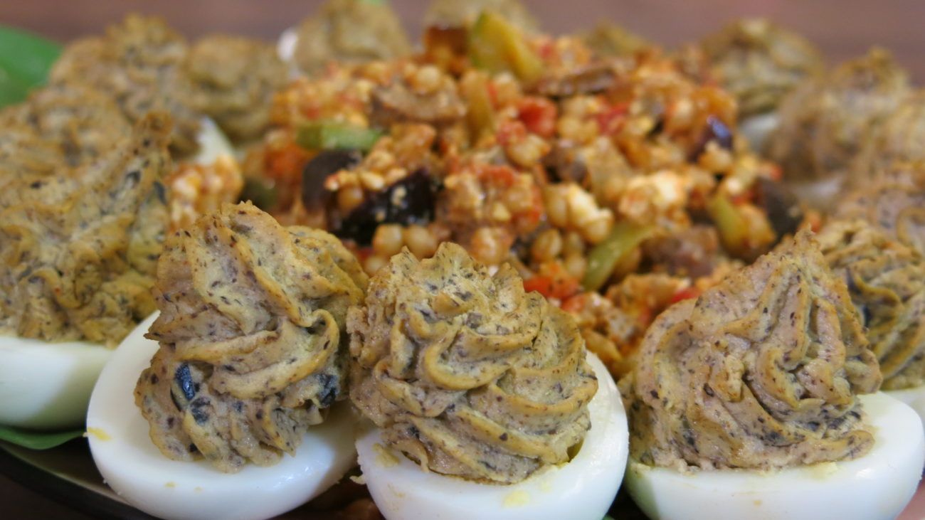 Salata od ječma i teletine, punjena jaja i slatki mlinci