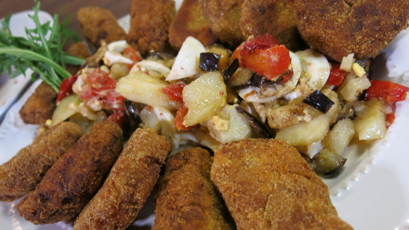 Salata od patlidžana i krompira, fish fingers i majmunski hleb