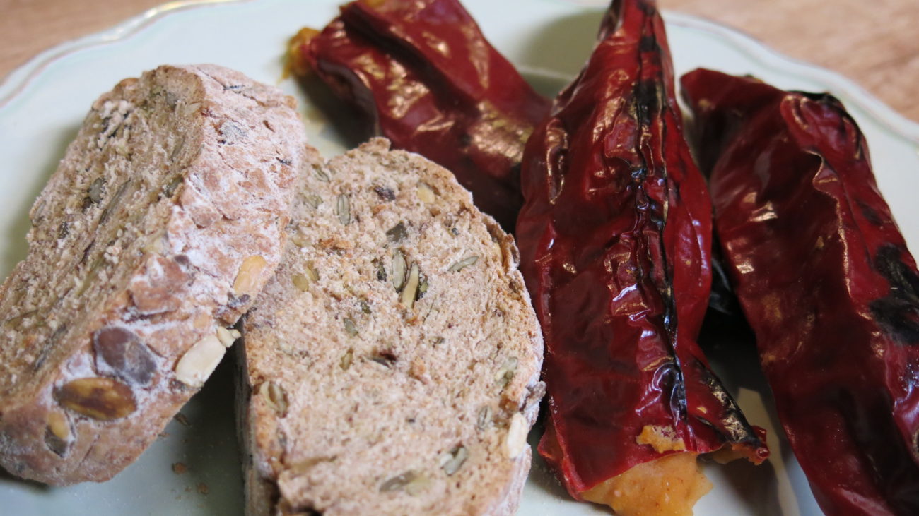 Red ražanog hleba, red pasulja, paprika i šljiva