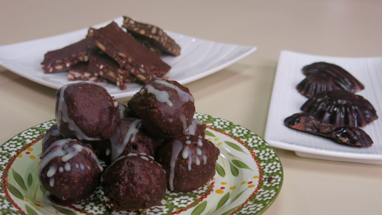 Neodoljive male praline, crna čokolada, tamna proteinska granola