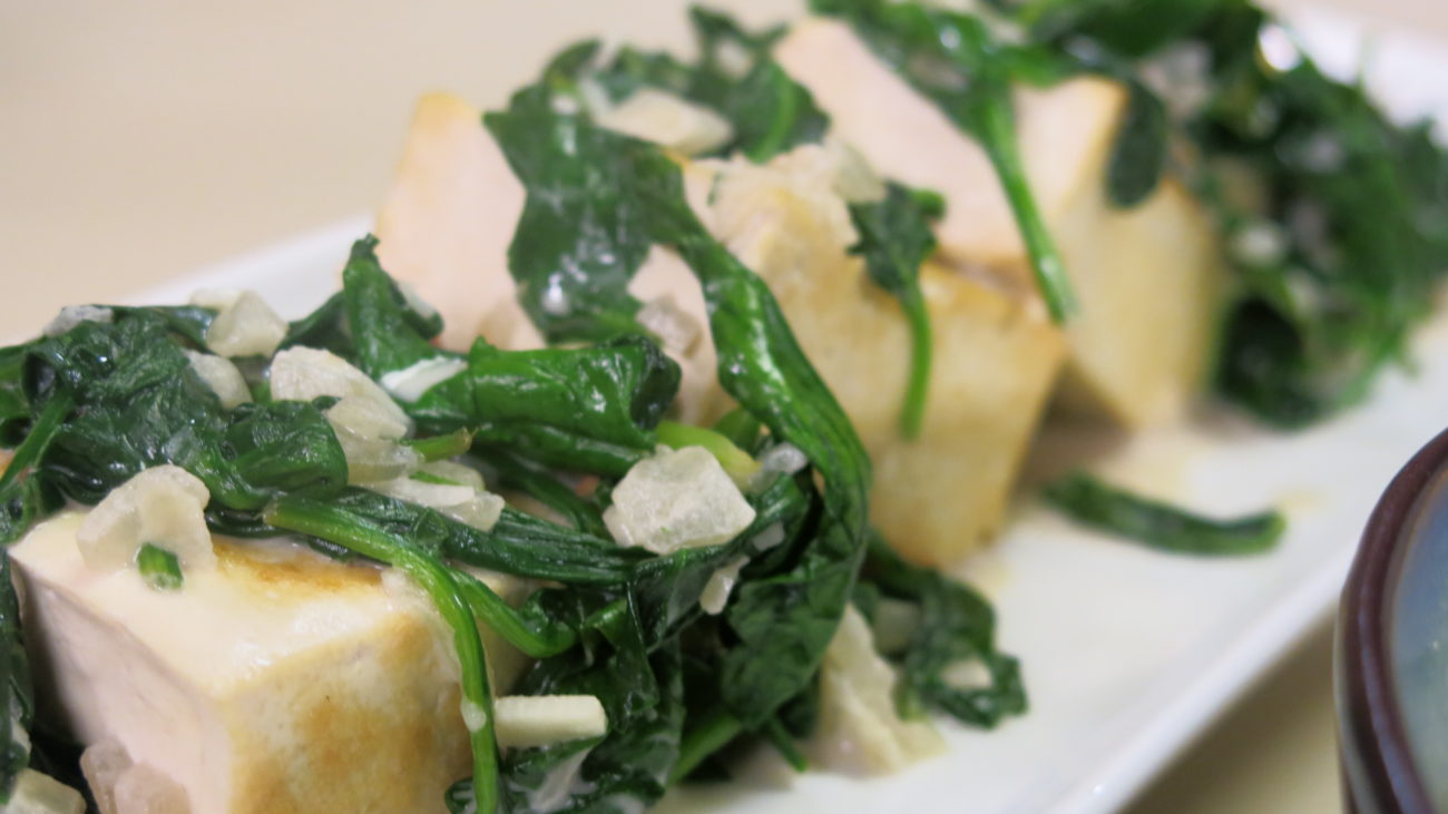 Tofu sa spanaćem, salata, zdrava pina kolada