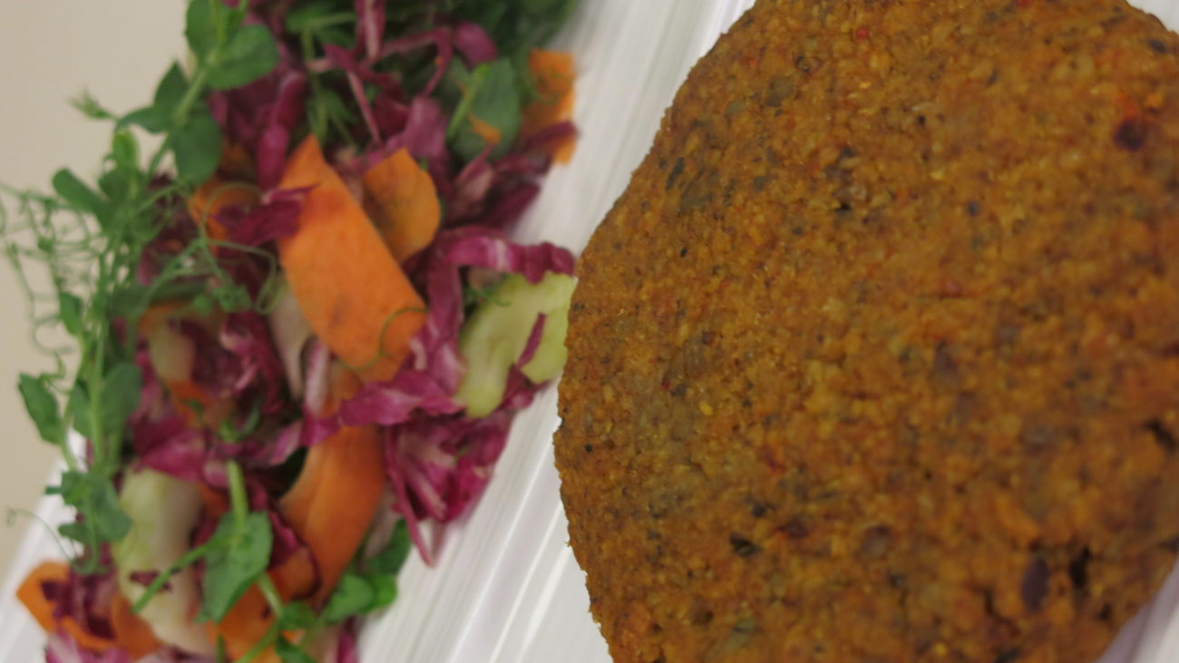 Burgeri sa batat krompirom, namaz od plavog paradajza, vege burger od sočiva