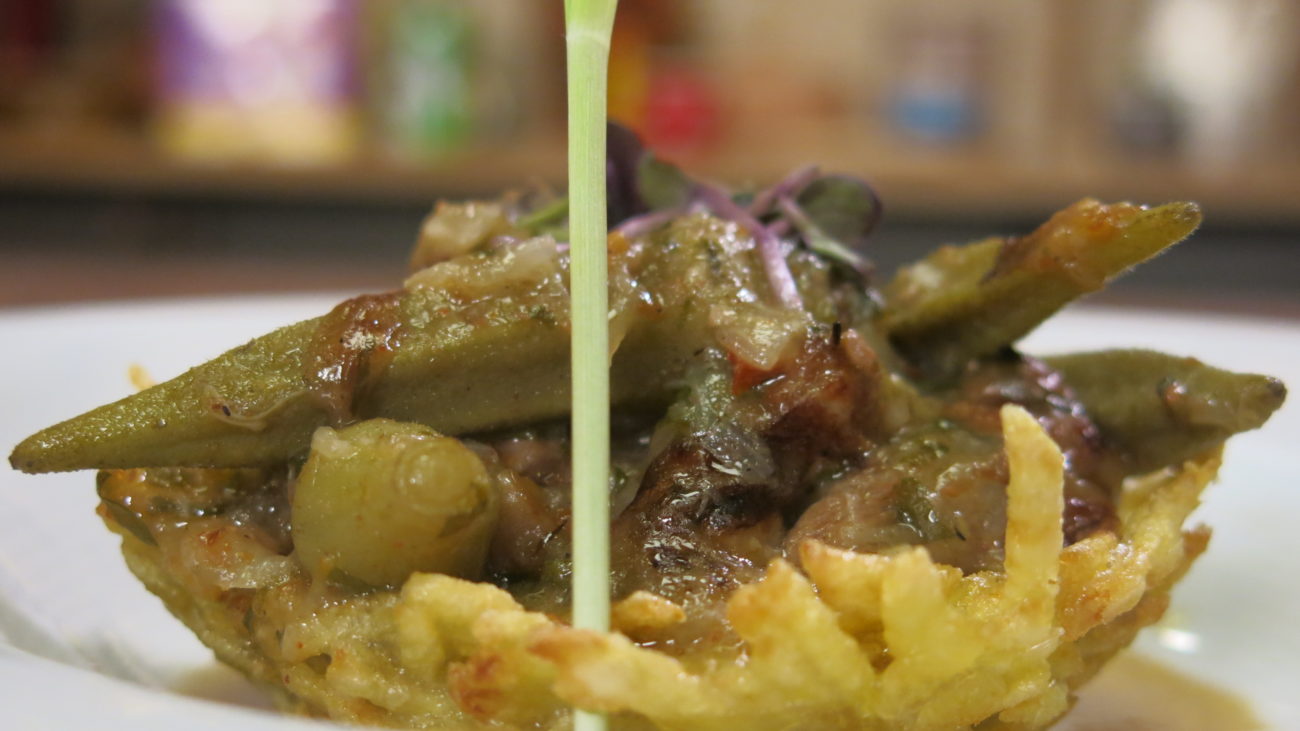 Bamije sa jagnjetinom, korpa od krompira, salata od tikvica