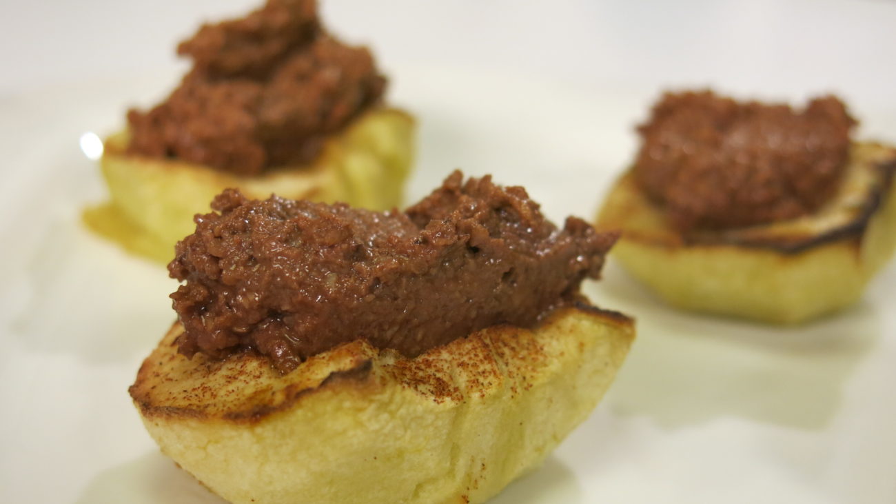 Jabuke punjene kremom od čokolade i lešnika, ledena tortica