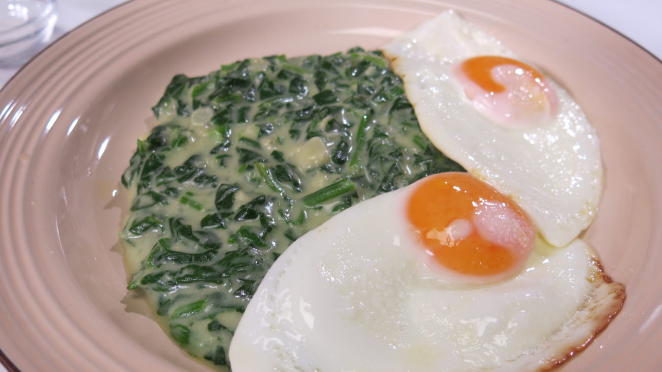 Spanać sa kozjim mlekom, jaje na oko i salata od čeri paradajza sa suncokretovim semenkama