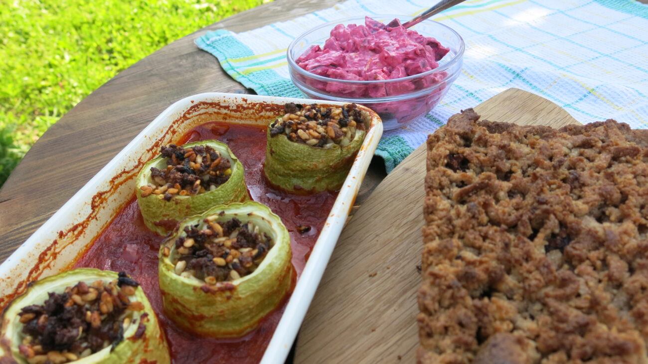 Jutarnje makarone, jabuka pita, punjene tikvice, salata