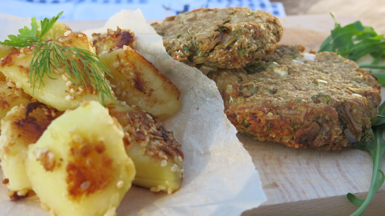 Jogurt kaša, mak pita, tuna burger, prilog od krompira, preliv