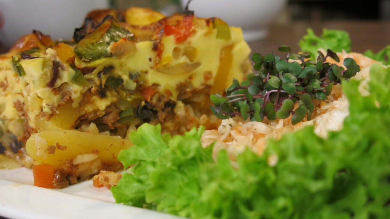 Jesenja musaka, salata od korenastog povrća, nasuvo sa rogačem