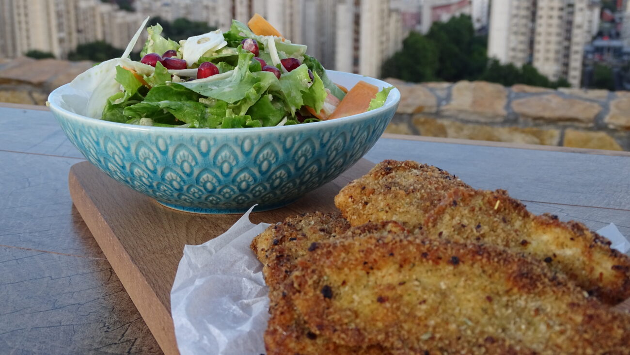 Začinjene šnicle, vitaminska salata, dresing za salatu
