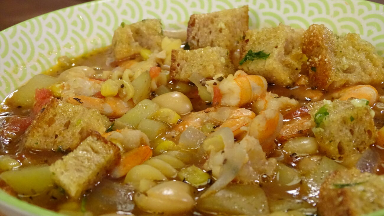 Južnjačka minestrone supa sa kozicama, baby krompirom i kukuruzom