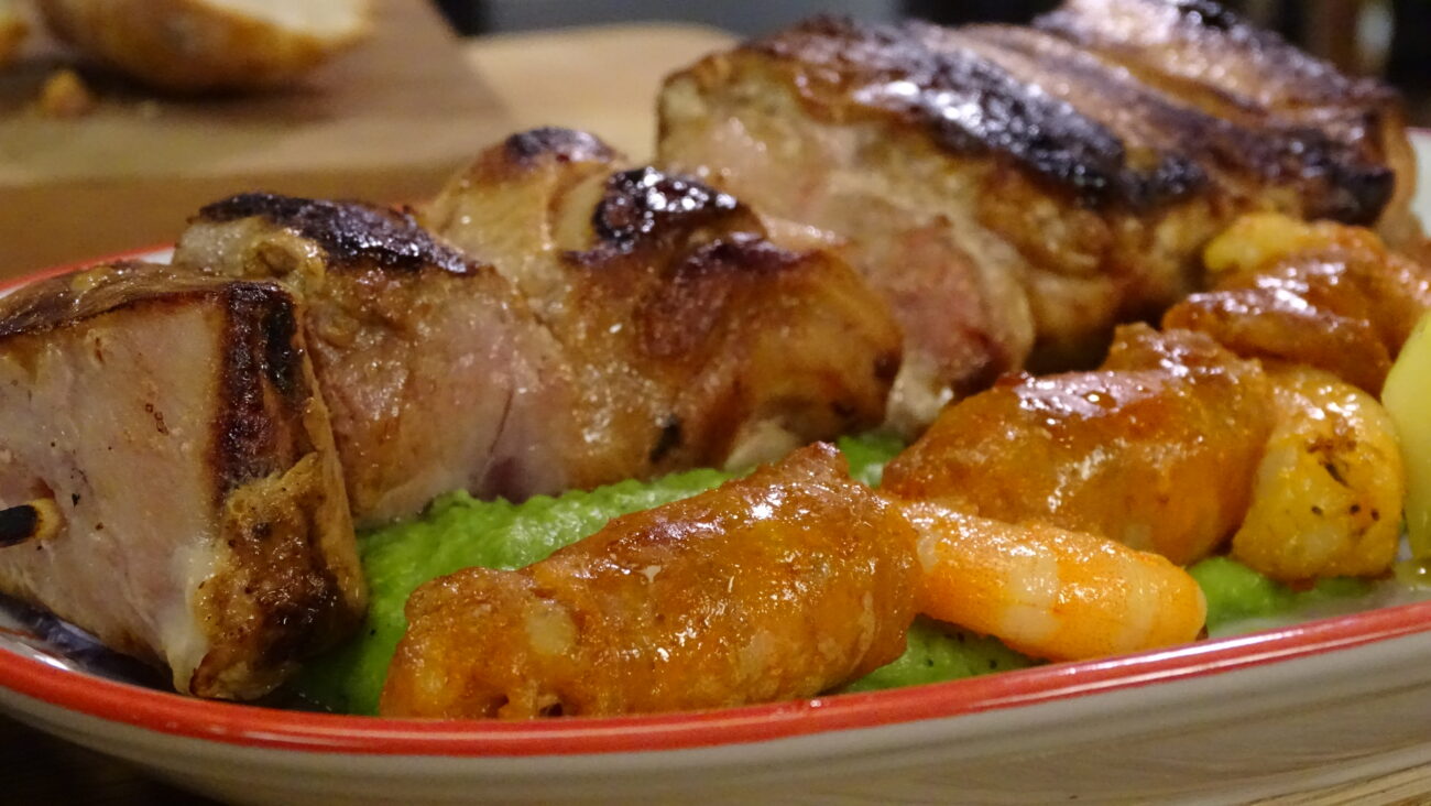 Dva “surf & turf” ražnjića i pire od graška