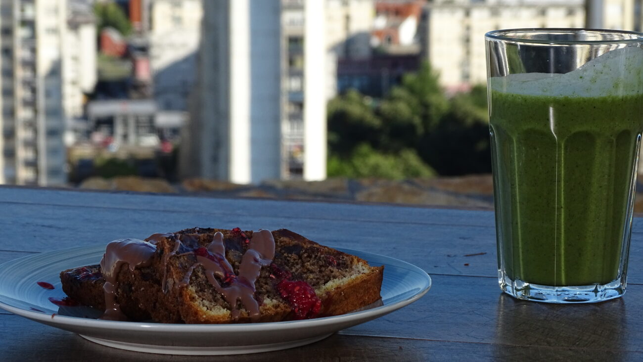 Zeleni smothie, kolač od ratluka, sos od malina