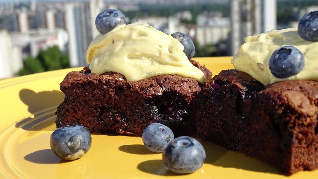 Brownies sa borovnicama, semifredo od bele čokolade i pistaća