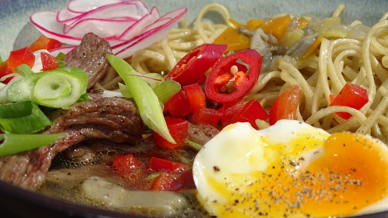 Ramen nudle sa ramstekom, domaća sirača